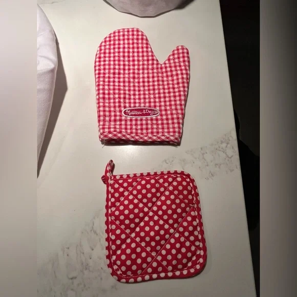 Really fun set of Melissa & Doug kids chefs outfit, wood & plastic pretend food - Picture 12 of 13